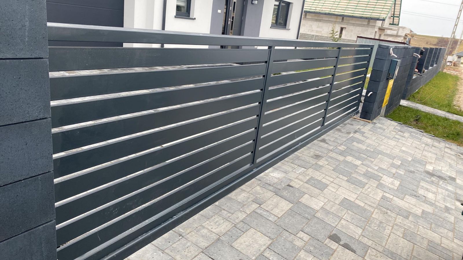 Brama nowoczesna dwuskrzydłowa , przesuwne , balustrady