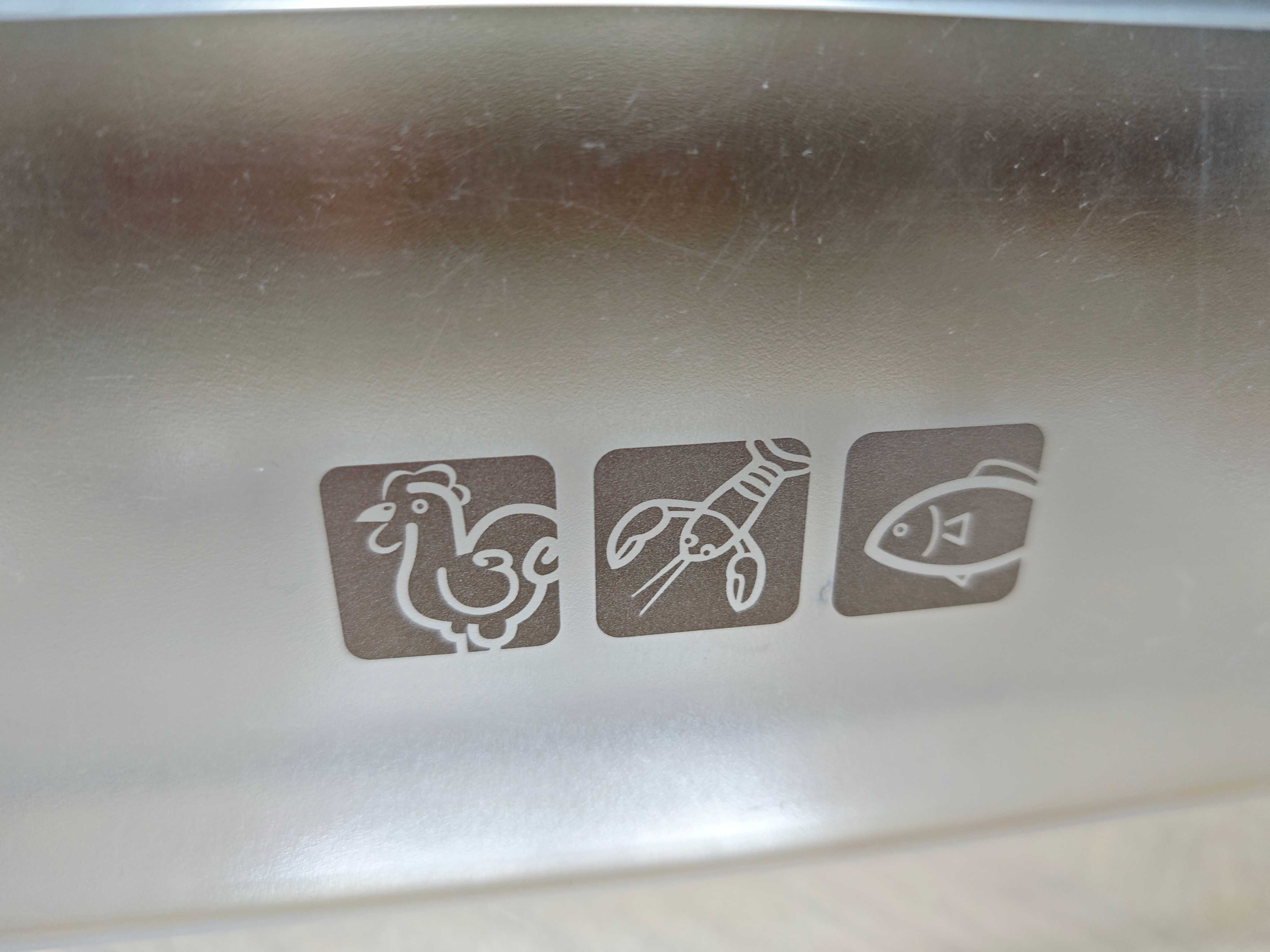 Kostkarka i pojemnik na lód + szuflada na mieso do lodówki Sharp
