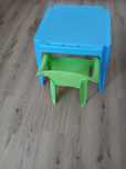 Mesa com uma cadeira infantil