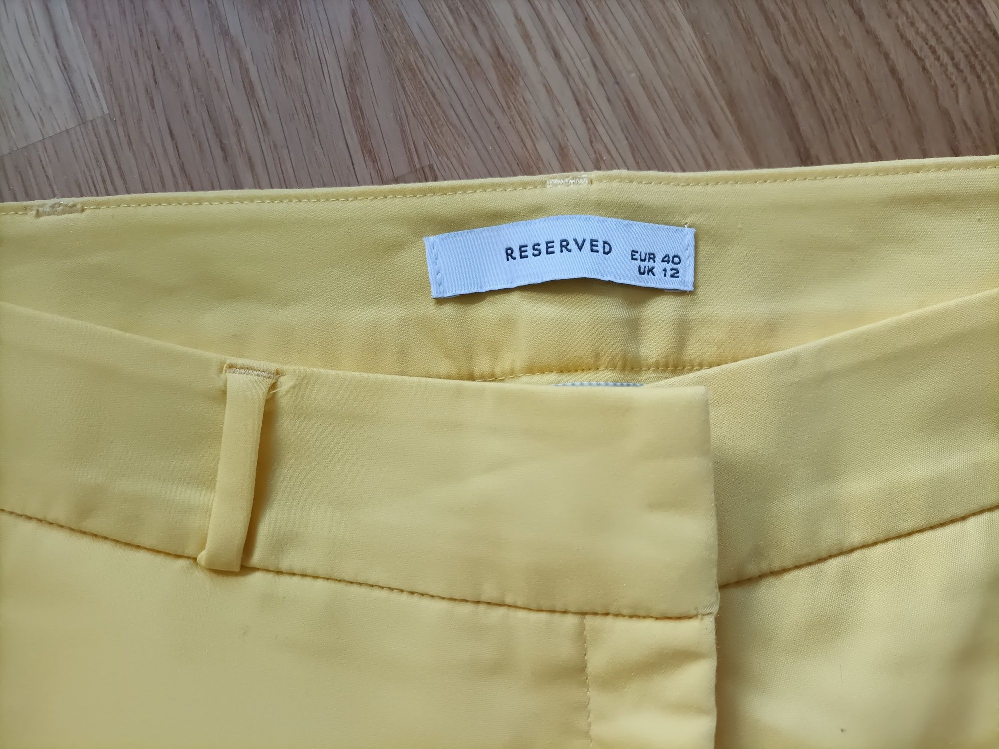 Żółte cygaretki – klasyka w letnim wydaniu Reserved r. 40