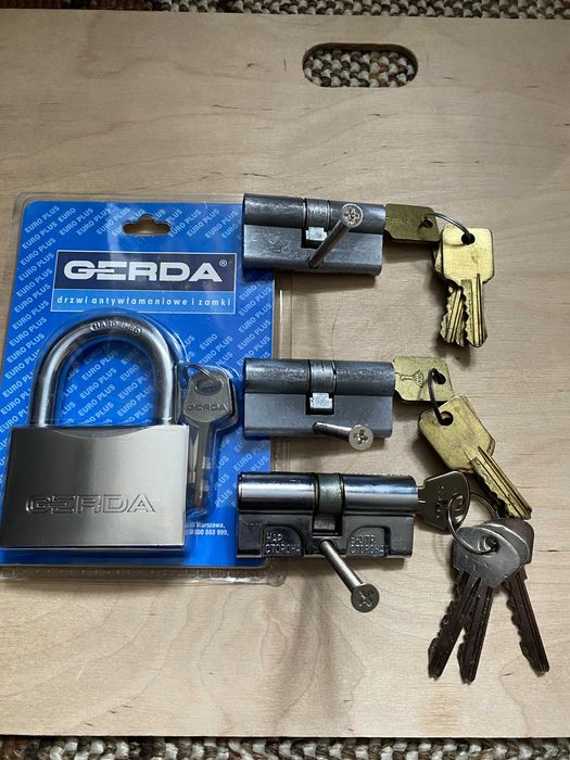 Wzmocniona kłódka Gerda - może trwała - dla nowożenców i wkładki Yale.