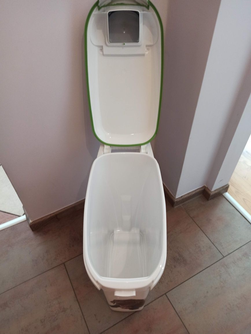 Pojemnik na suchą karmę curver ok 10 kg