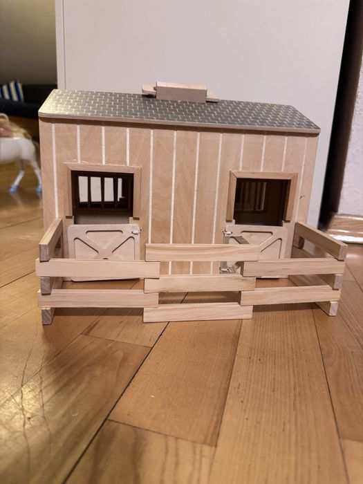 Melissa&Doug® - Drewniana stajnia z wybiegiem - stadnina konie