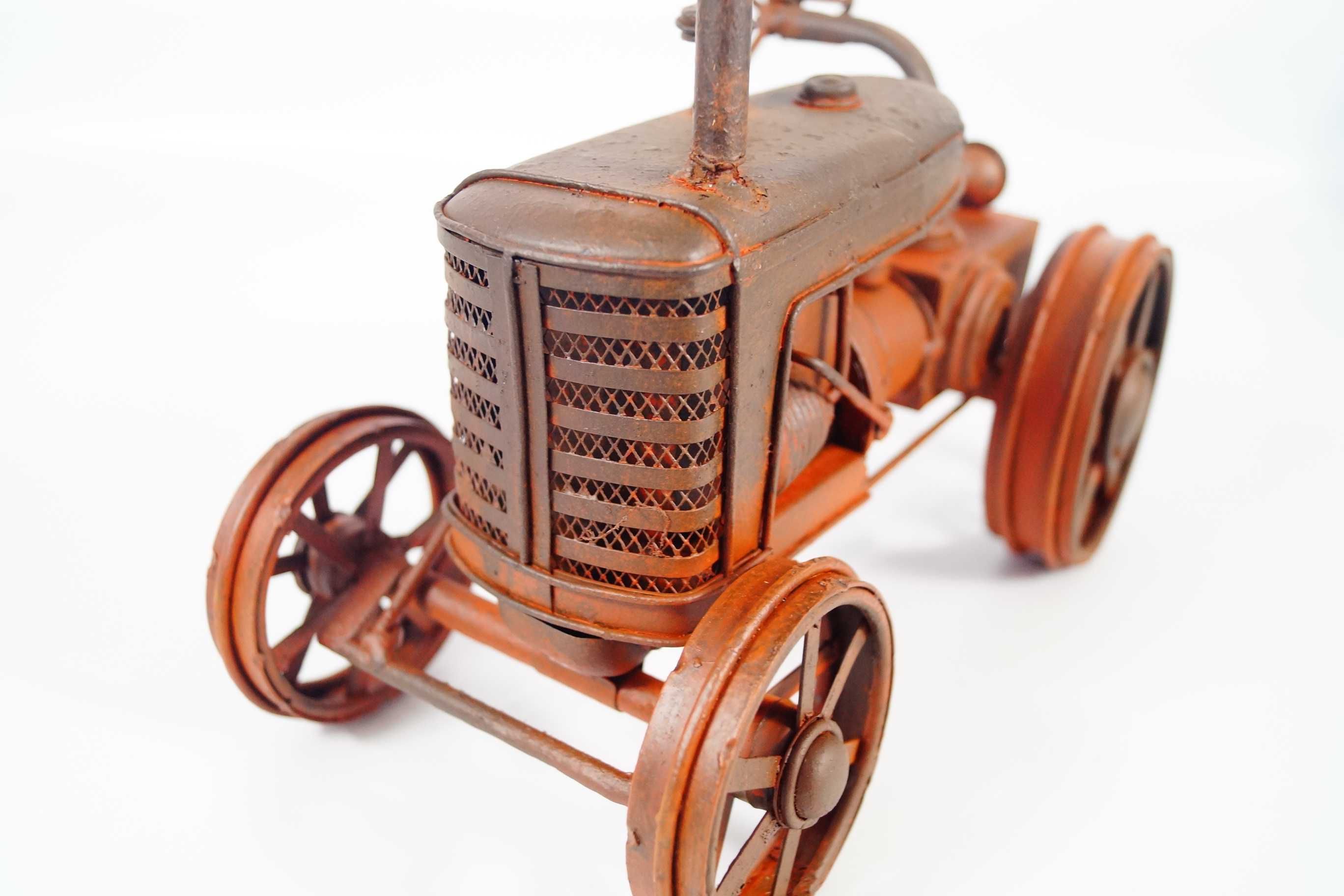 Metalowy pojazd traktor - rekwizyt stary model