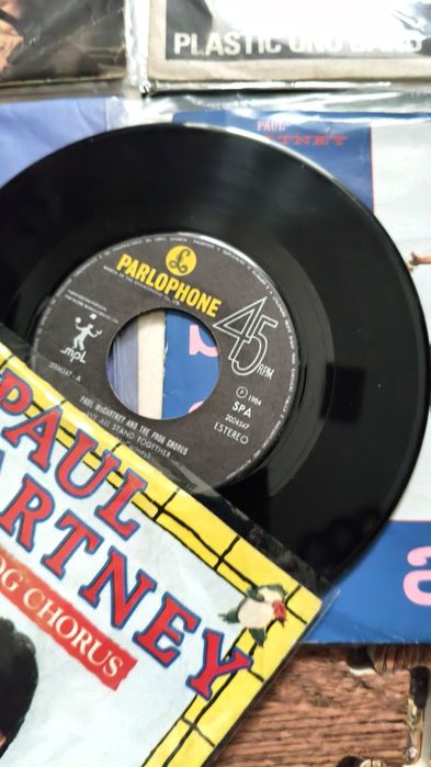 Lote 28 singles discos muito bom estado 
Something 

Creedence clearwa