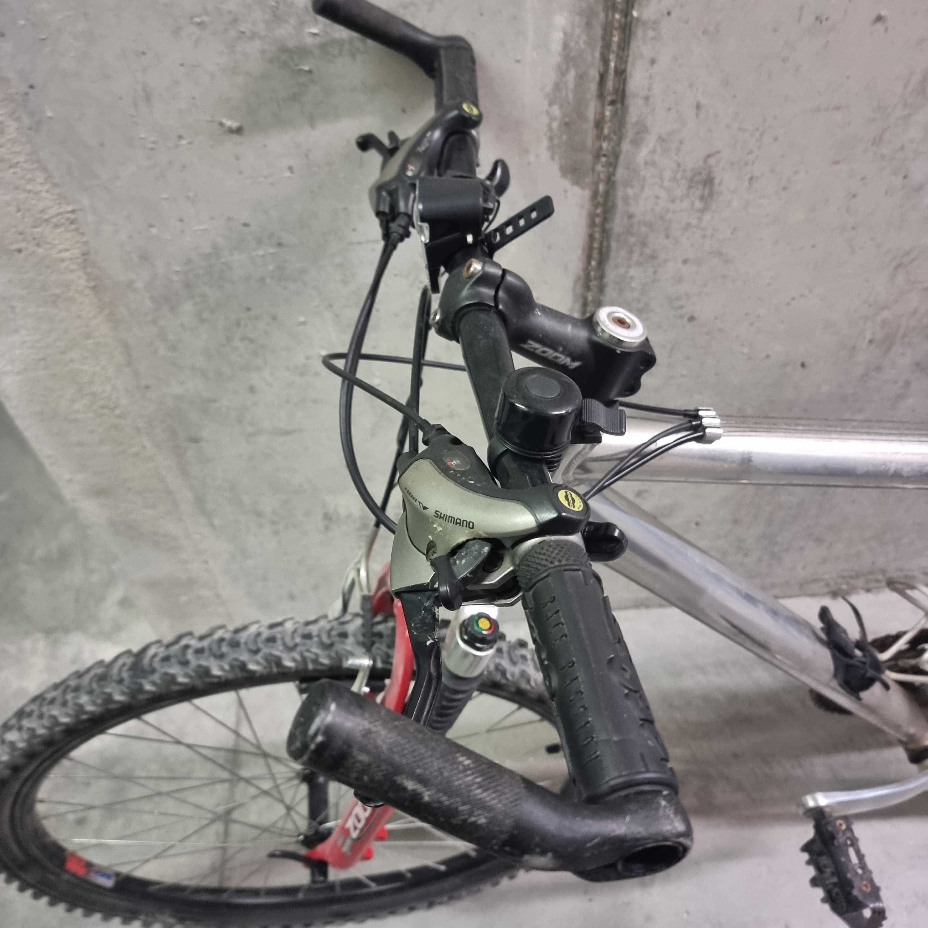Bicicleta com acessórios shimano