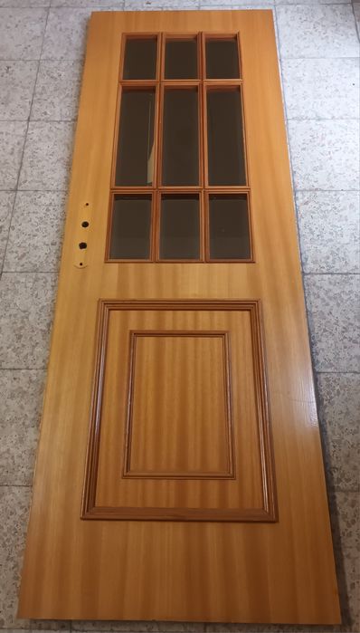Porta em madeira com vidros