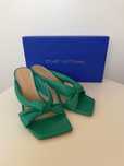 Zielone klapki Stuart Weitzman