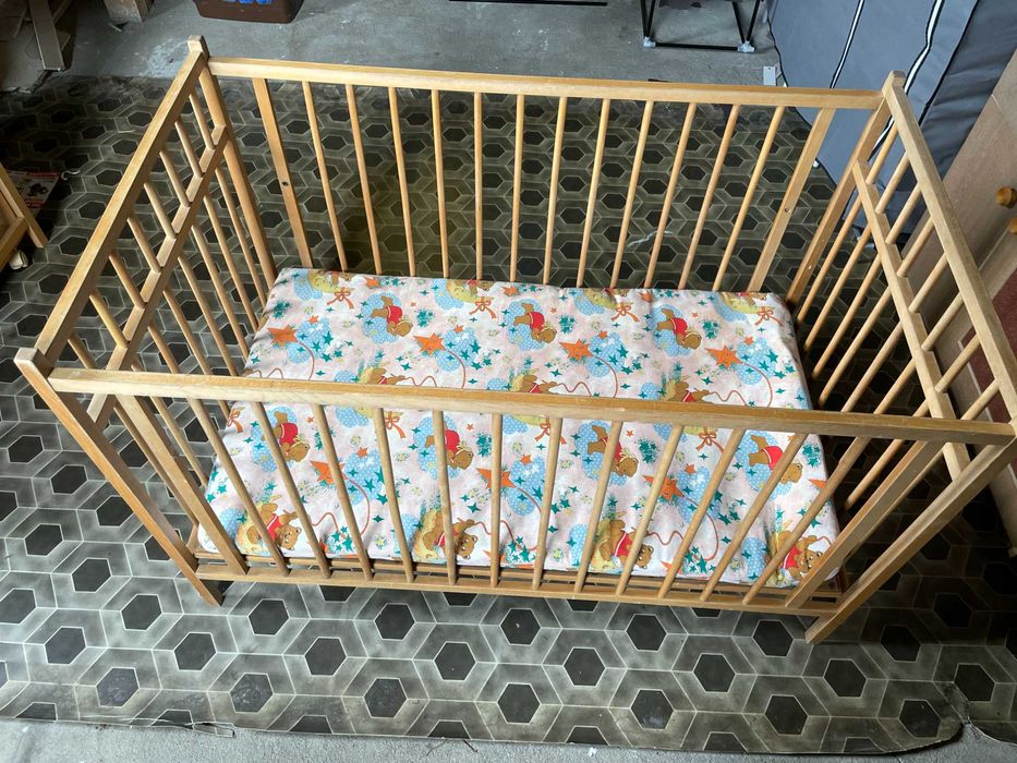 łóżeczko dziecięce drewniane