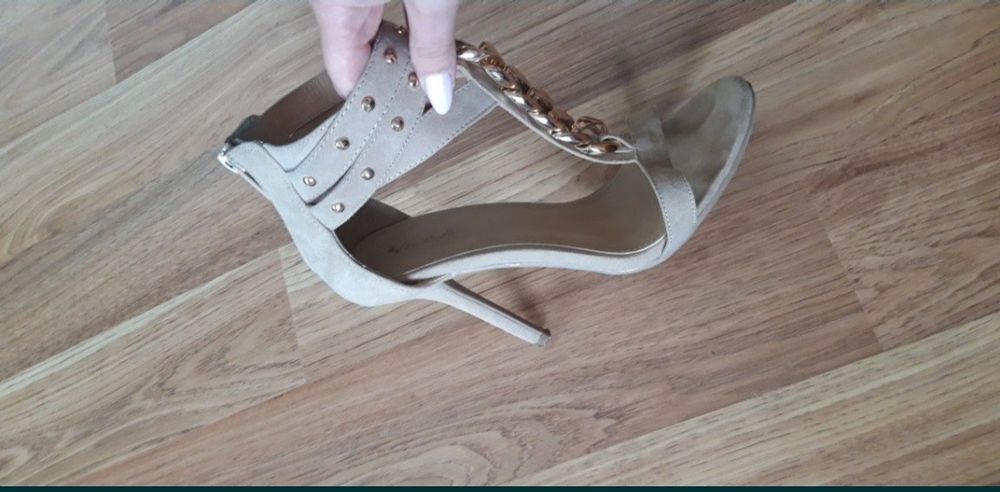 Продам босоніжки