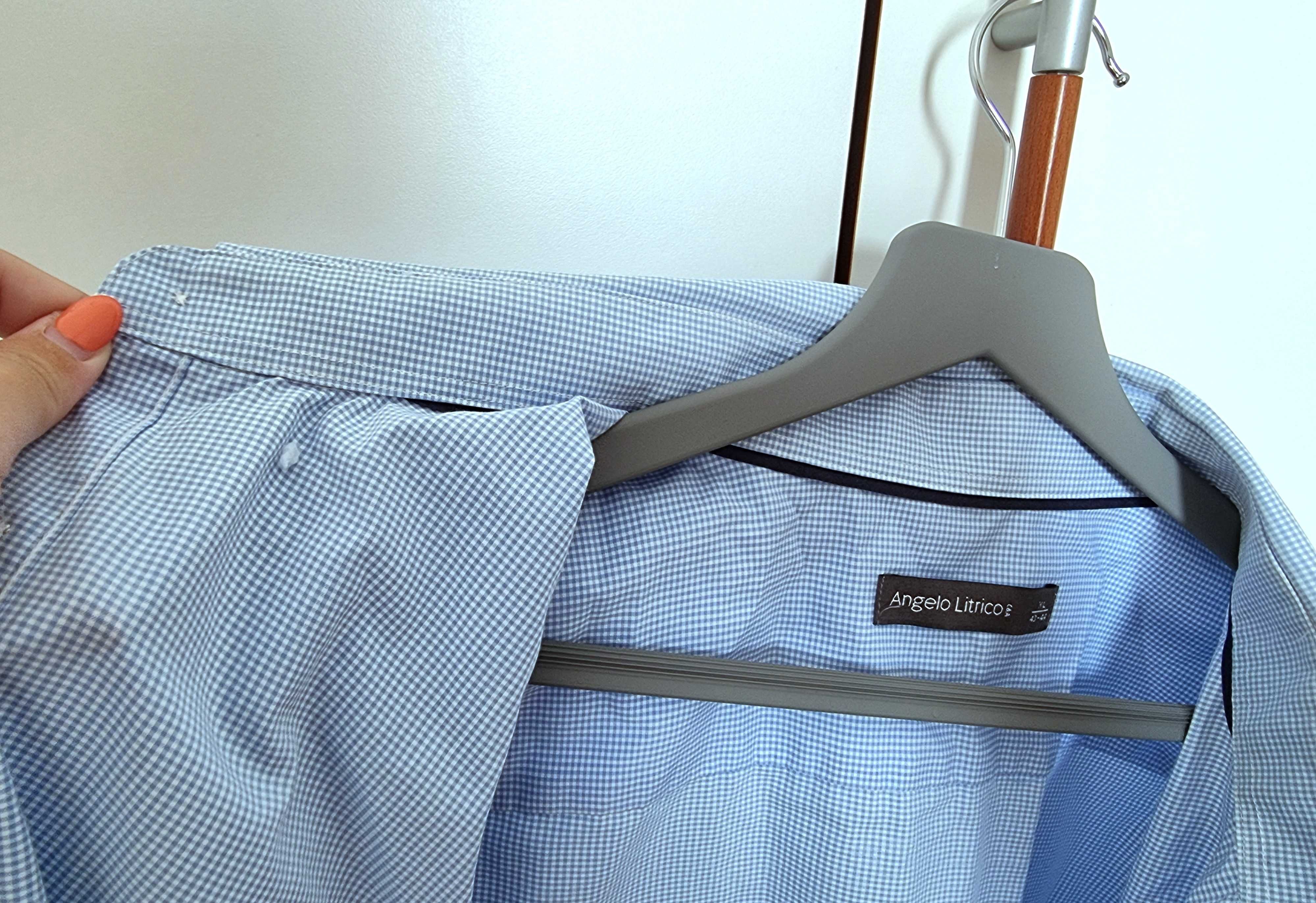 Camisa com padrão azul claro e branco de manga curta C&A, tamanho XL