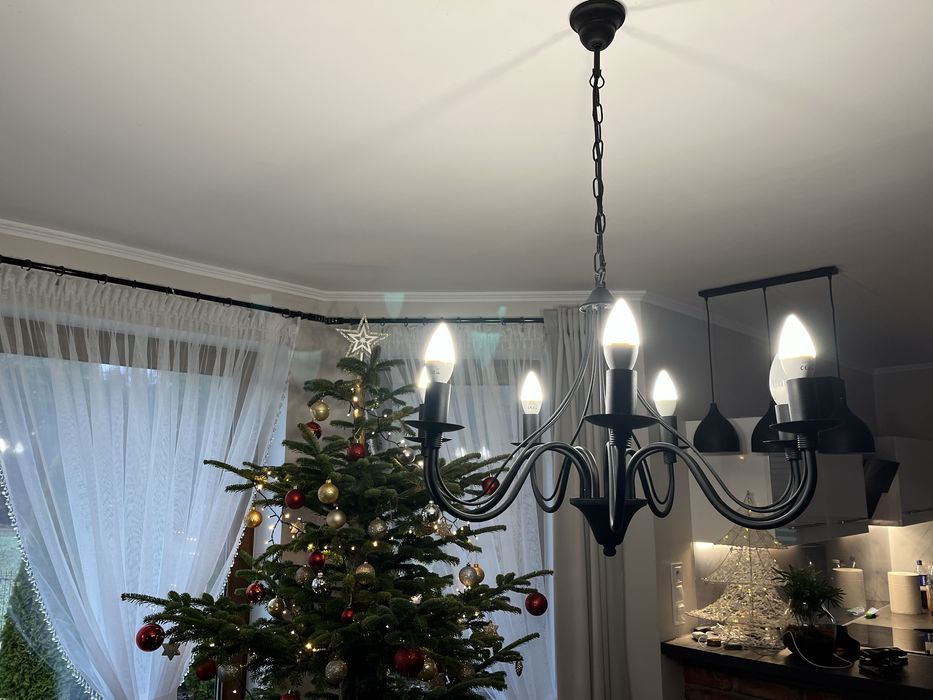 Zyrandol lampa nad stol
