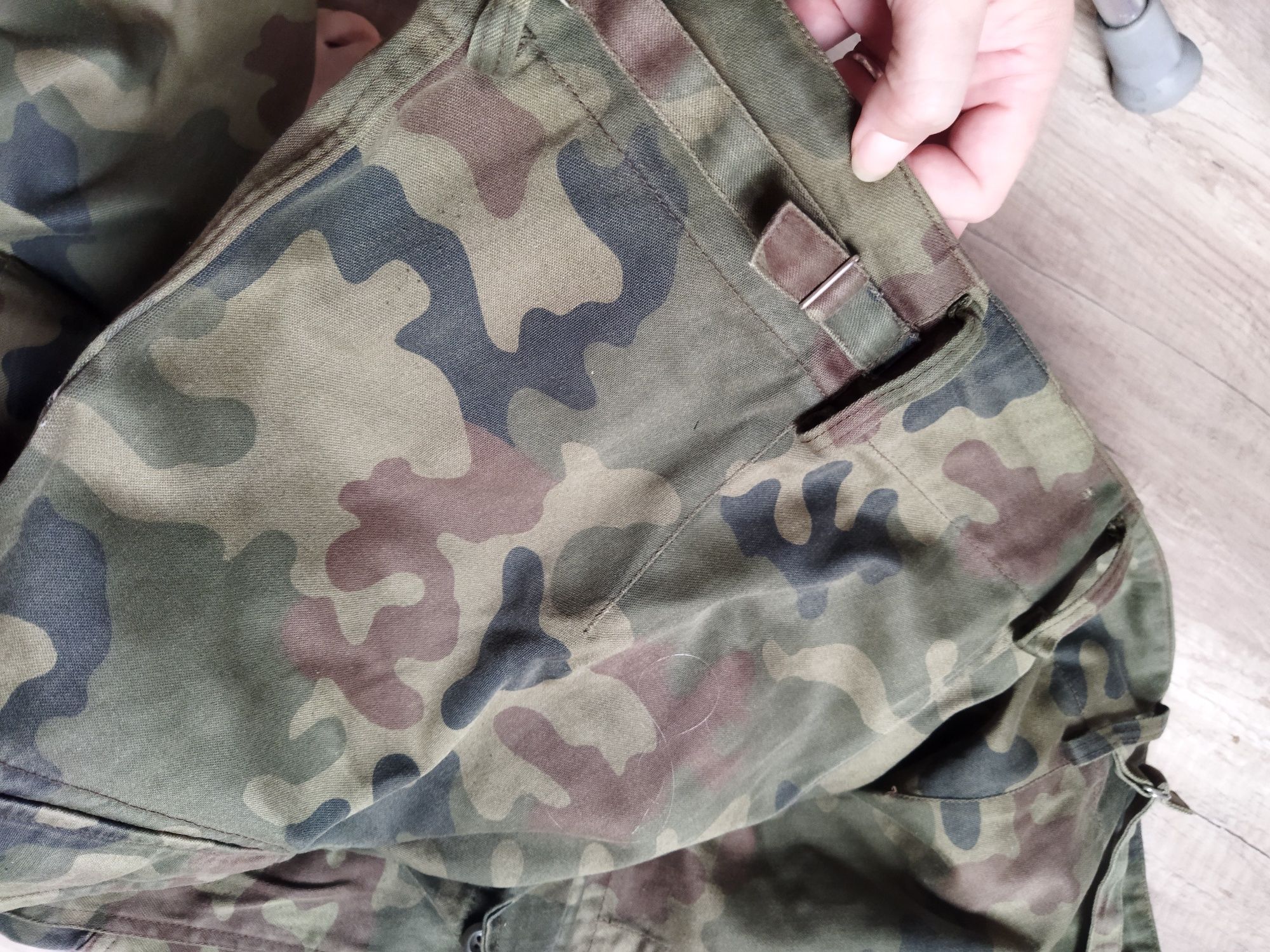 Duże spodnie wojskowe kieszenie przód i tył.