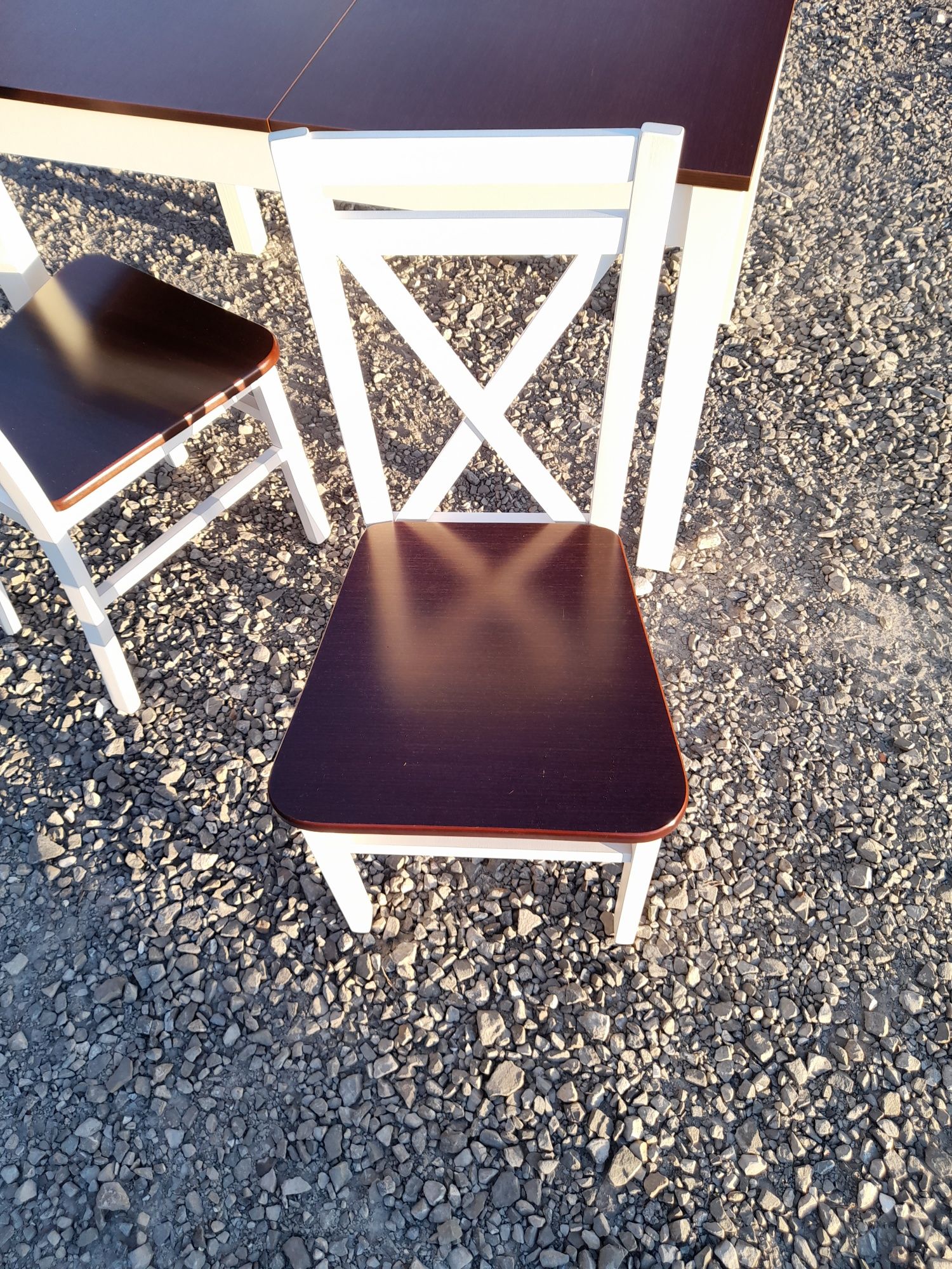 Stół kuchenny rozkładany i cztery krzesła
