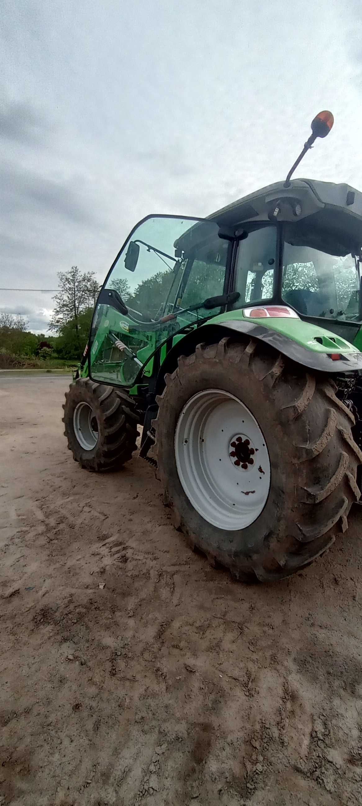 Deutz-Fahr Agrotron K610 z ładowaczem
