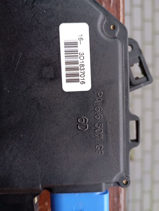 Замок двері передній правий Volkswagen Golf 5, Golf Plus, Caddy, Touar