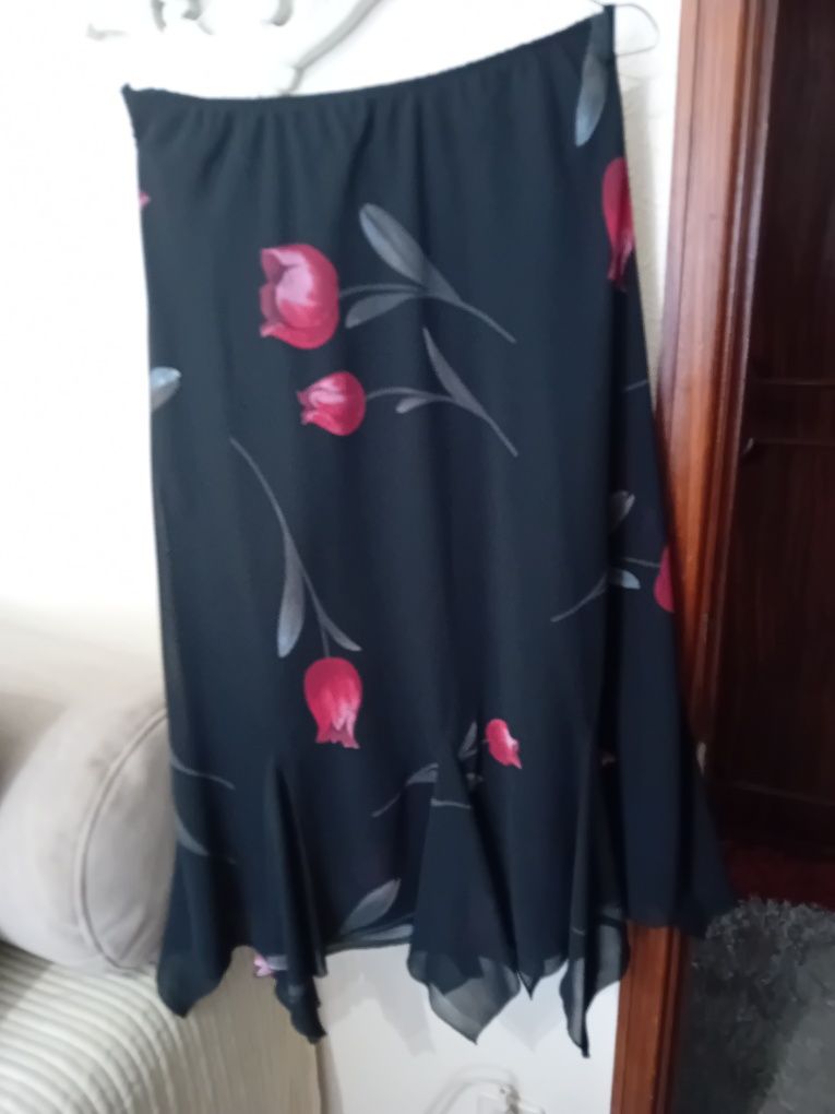 SAIA. Forrada, c/ elástico na cinta.