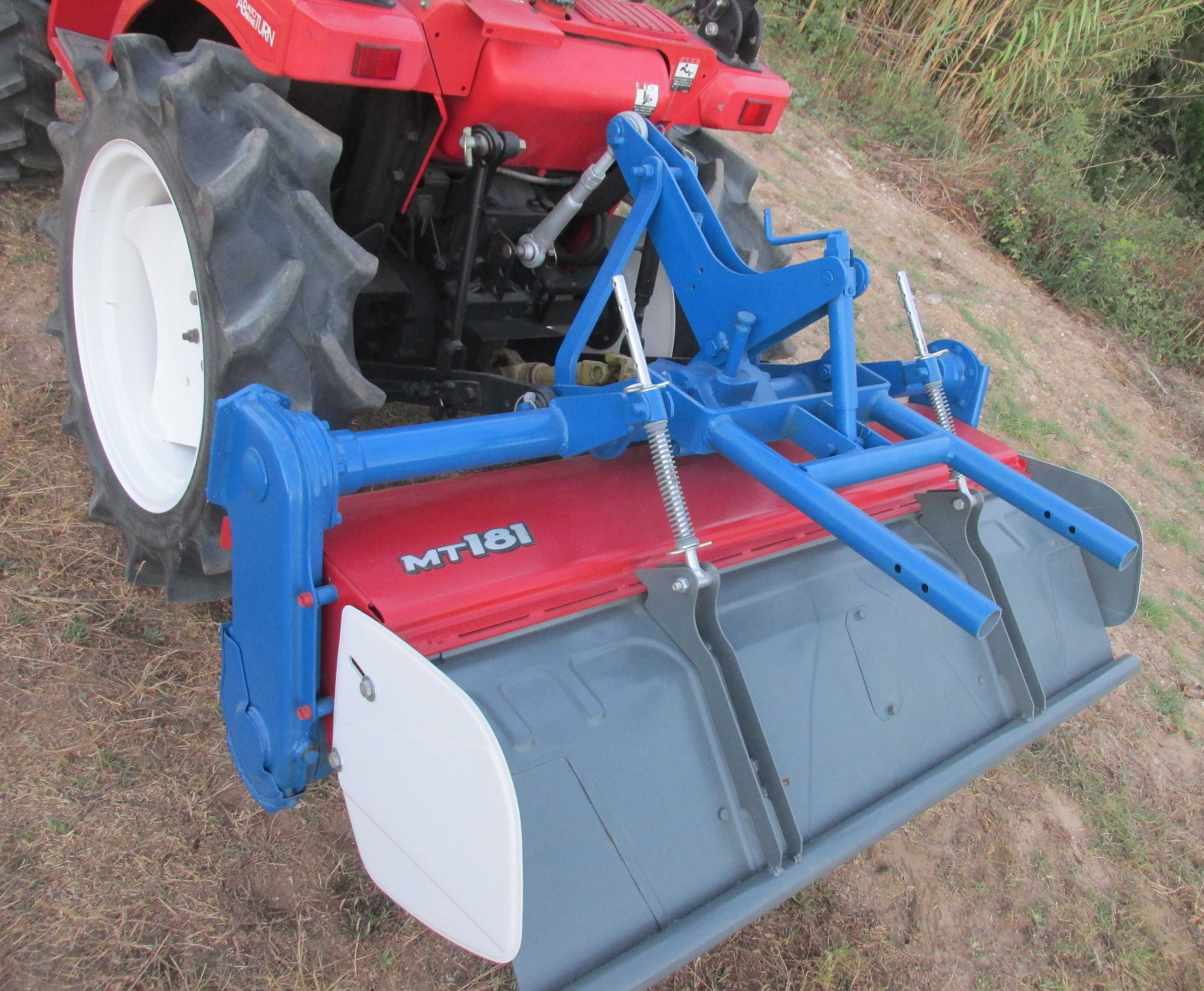 Trator Mitsubishi MT 181 com Alfaia