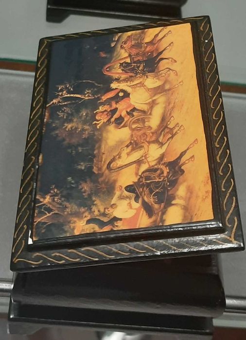 Дерев'яна скринька