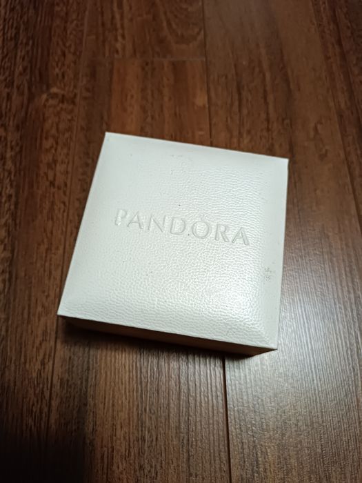 Серебряный браслет Pandora.