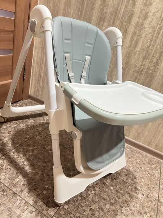 Дитячій стілець для годування