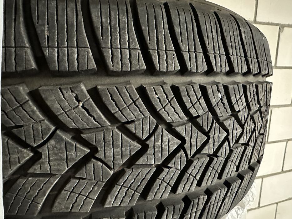 Opony zimowe 235/45/18 Debica jak nowe