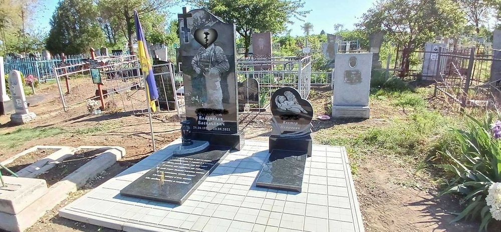 Пам'ятні плити, фотоскло, колумбарії. Благоустрій могил.