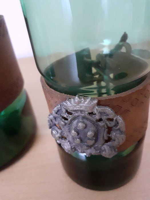 Garrafa vintage com heráldica de vidro verde + conjunto copos