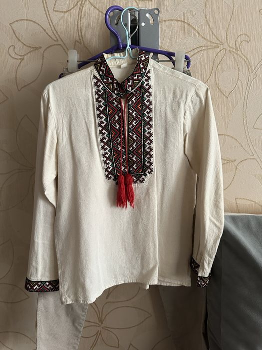 Вишиванка та брюки з ременем