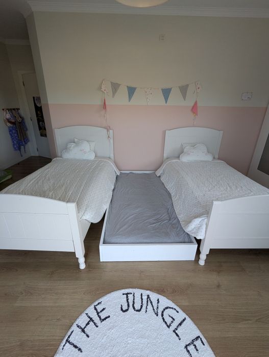 2 camas individuais com colchão e cama gavetão