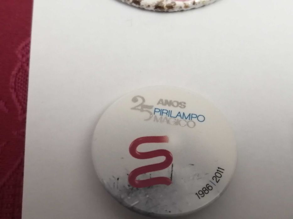 Crachats/pins esmaltados com alfinete de dama atrás