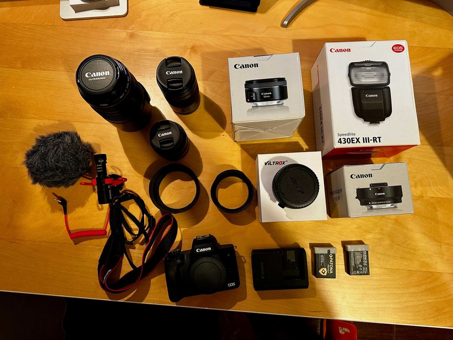 Aparat Canon M50, obiektywy, lampa, mikrofon, konwertery EF, torba.