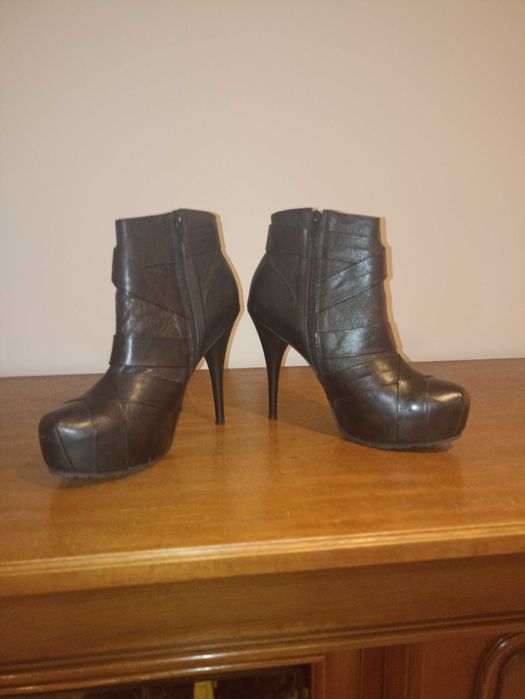 Damskie kozaki Gino Rossi rozmiar 38 na koturnie i szpilce Cena 80 zł