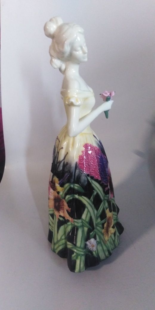 Фарфоровая статуэтка Девушка с цветком. Pavone. Италия
