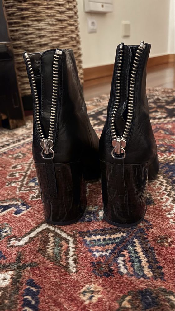 Botas pretas com fecho atras