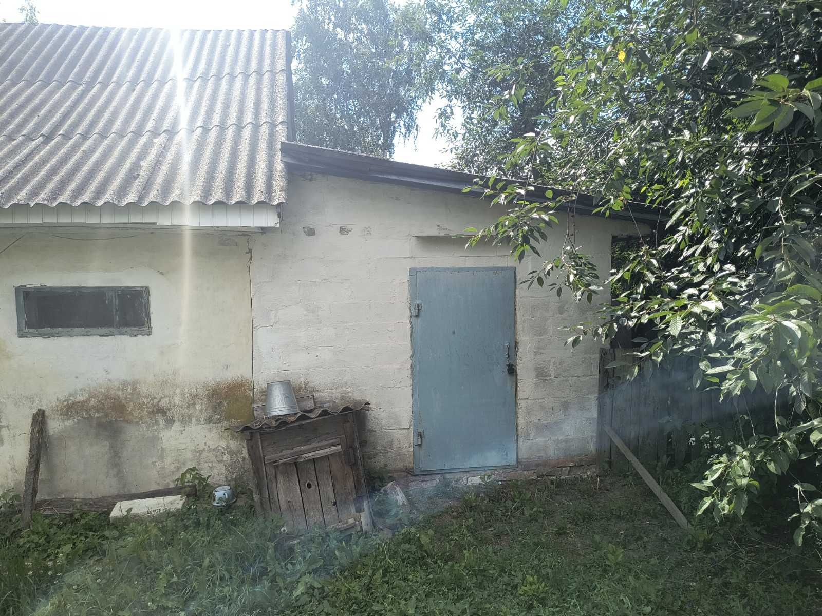 Продам газифікований будинок та 1 га землі.