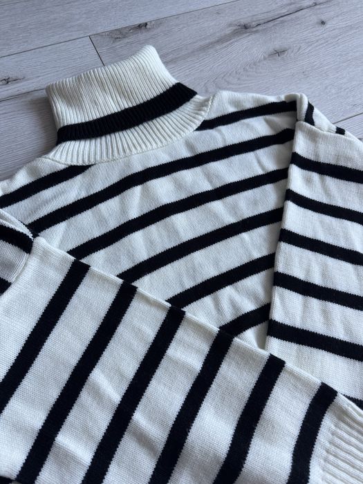 Подовжений светр в смужку