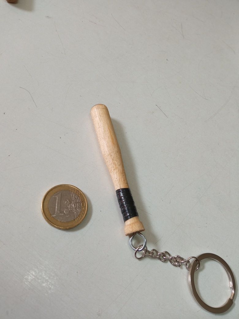 Porta-chaves artesanal taco de baseball em madeira