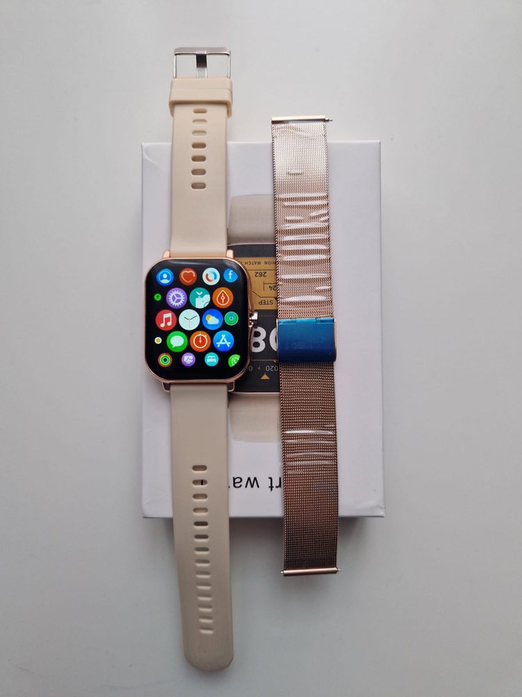 Smartwatch ze złotym paskiem