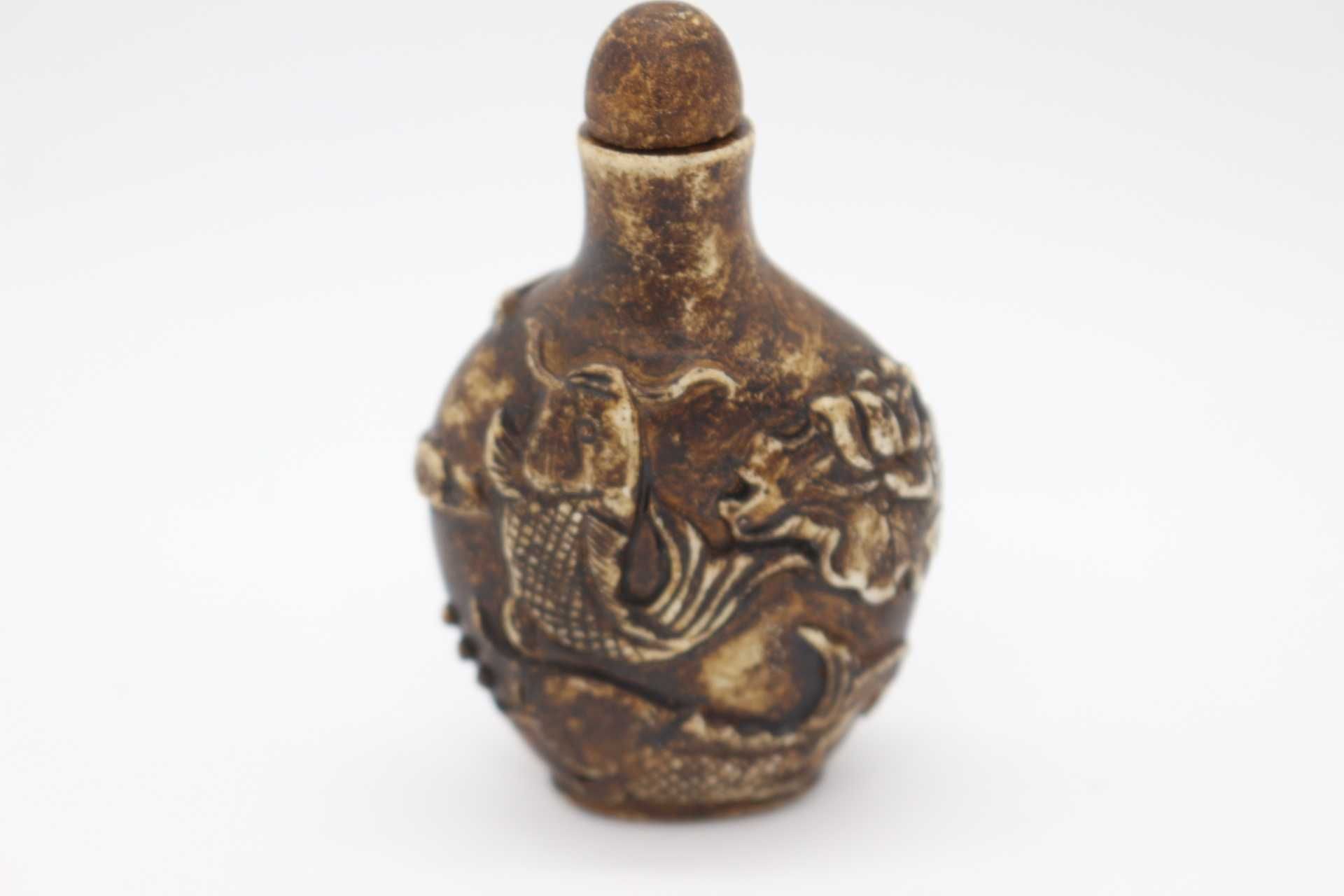 Snuff Bottle em Pedra Chinesa Esculpida à Mão Carpas