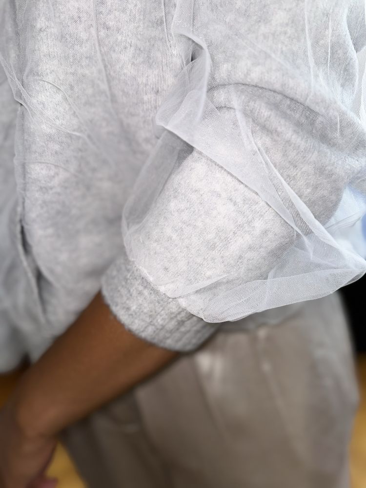 Zara szary kardigan sweter z bialym tiulem tiul powlekany guziki M