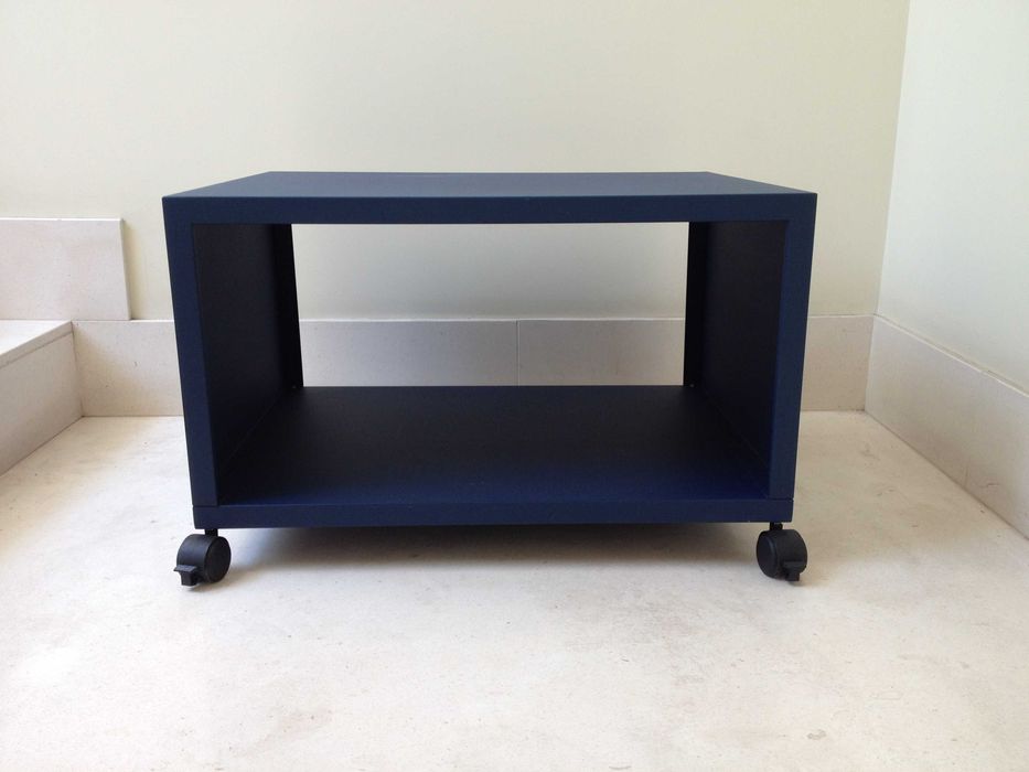 Móvel de apoio metálico com rodas