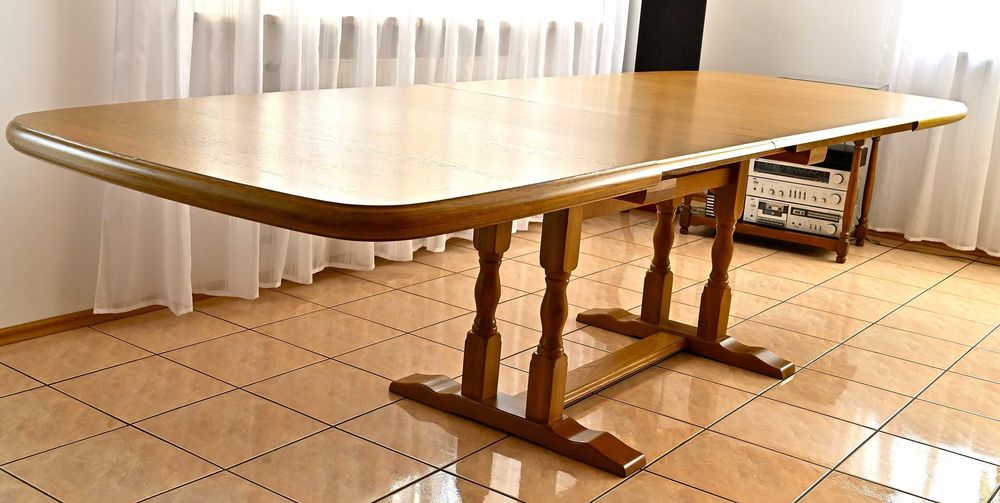 stół i  8 krzeseł tapicerowanych produkcji Swarzędzkich Fabryk Mebli