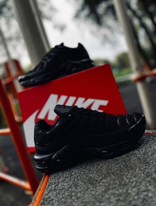 Черные стильные кроссовки Найк ТН+/минимализм и тёмный цвет-ключ побед