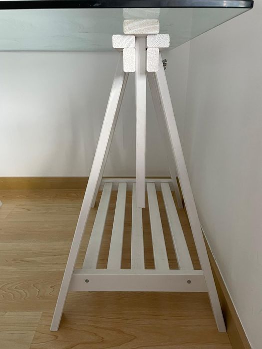 Mesa de vidro com cavaletes