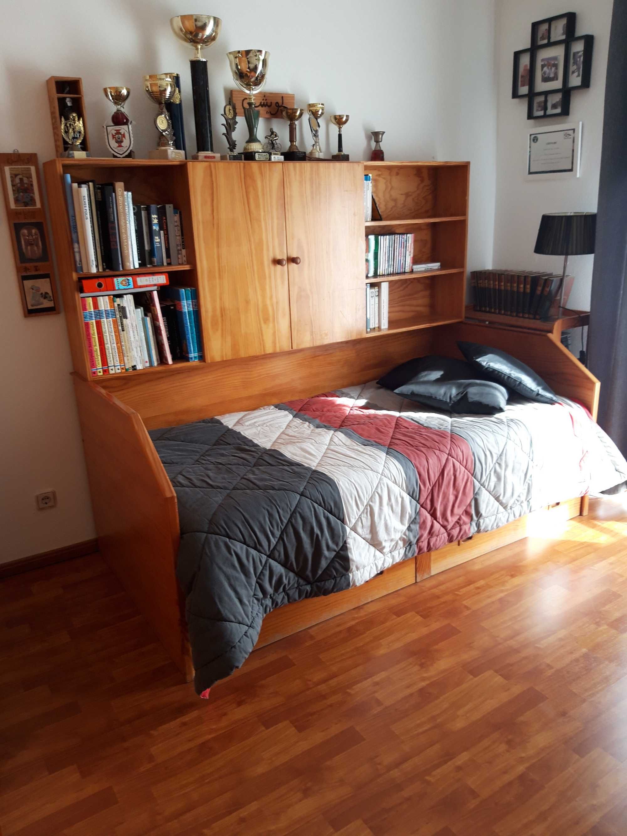 Vendo cama e alçado, madeira maciça 2 gavetas e alçado com prateleiras