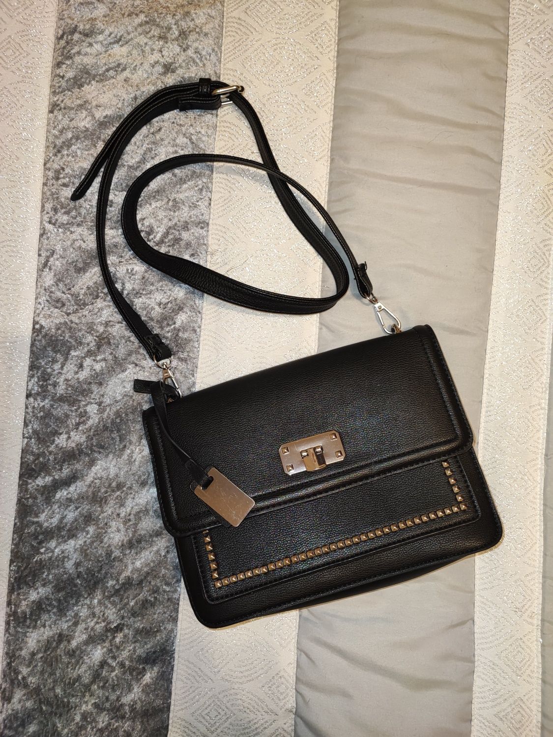 Mala/ Bolsas preta com tachas