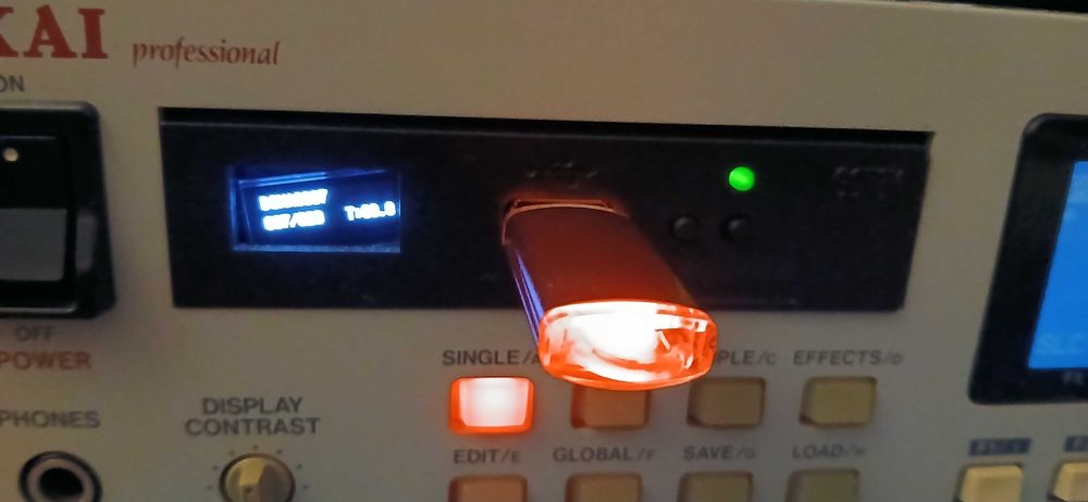 AKAI S3000XL 32MB RAM 8 canais out