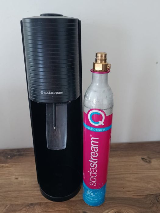 Różowa butla soda stream pełna