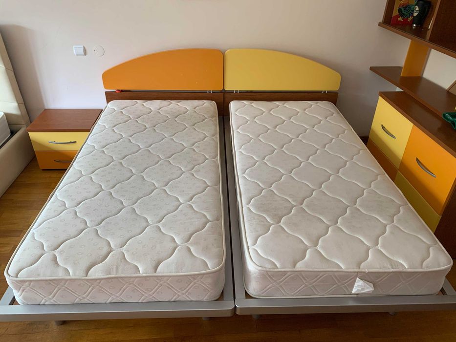 Duas camas de solteiro + Mesinha de cabeceira + cômoda